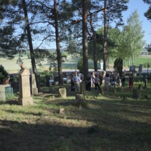 grupa osób na cmentarzu