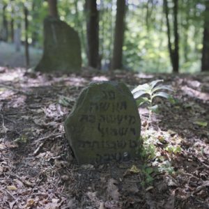 stary nagrobek na cmentarzu