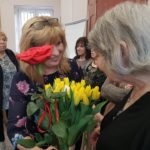 osoby uczestniczące w wernisażu w CKJ, w centralnej części kwiaty wręczane autorce prac Annie Marii Czubaczyńskiej