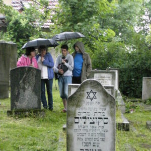 uczestnicy wycieczki na cmentarzu żydowskim