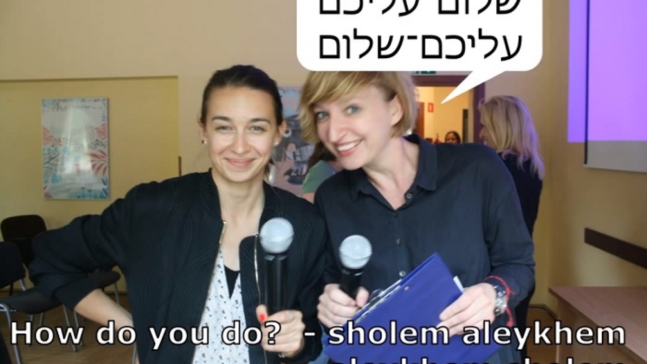 zdjęcie dwóch osób, które mówią do siebie How do you do, czyli sholem aleykhem w jidysz