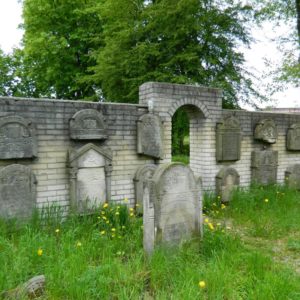 macewy umieszczone na murze cmentarza żydowskiego