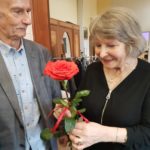 Autorka prac Anna Maria Czubaczyńska otrzymuje kwiat od widza