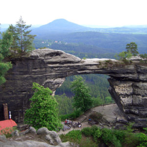 zdjęcie przedstawia skały i góry