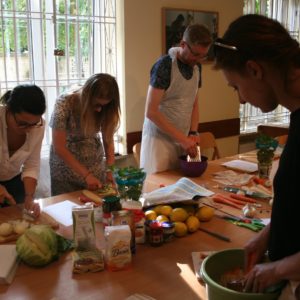 uczestnicy warsztatów gotowania przygotowują swoje potrawy